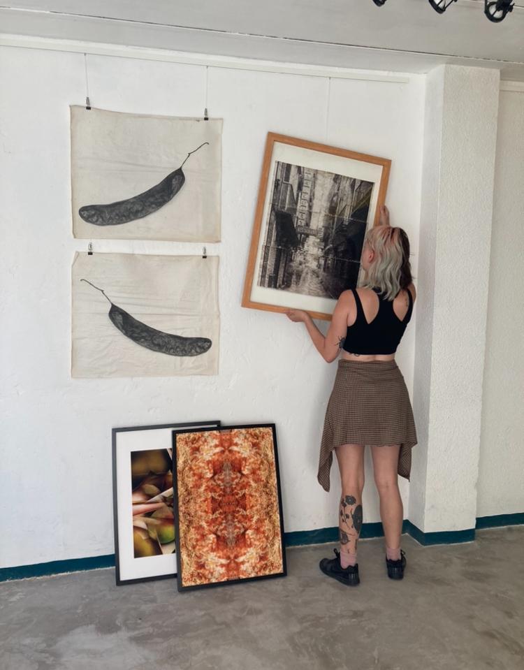 Montaje de una exposición en la galería Espacio Moos